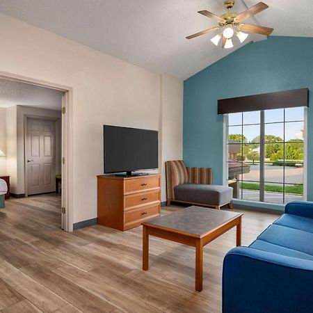 La Quinta Inn By Wyndham Columbus Airport Area Exterior photo