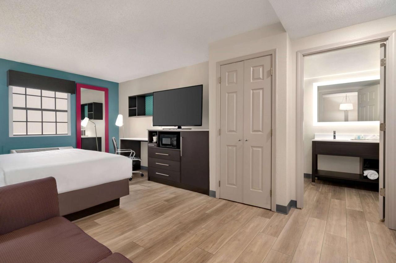 La Quinta Inn By Wyndham Columbus Airport Area Exterior photo