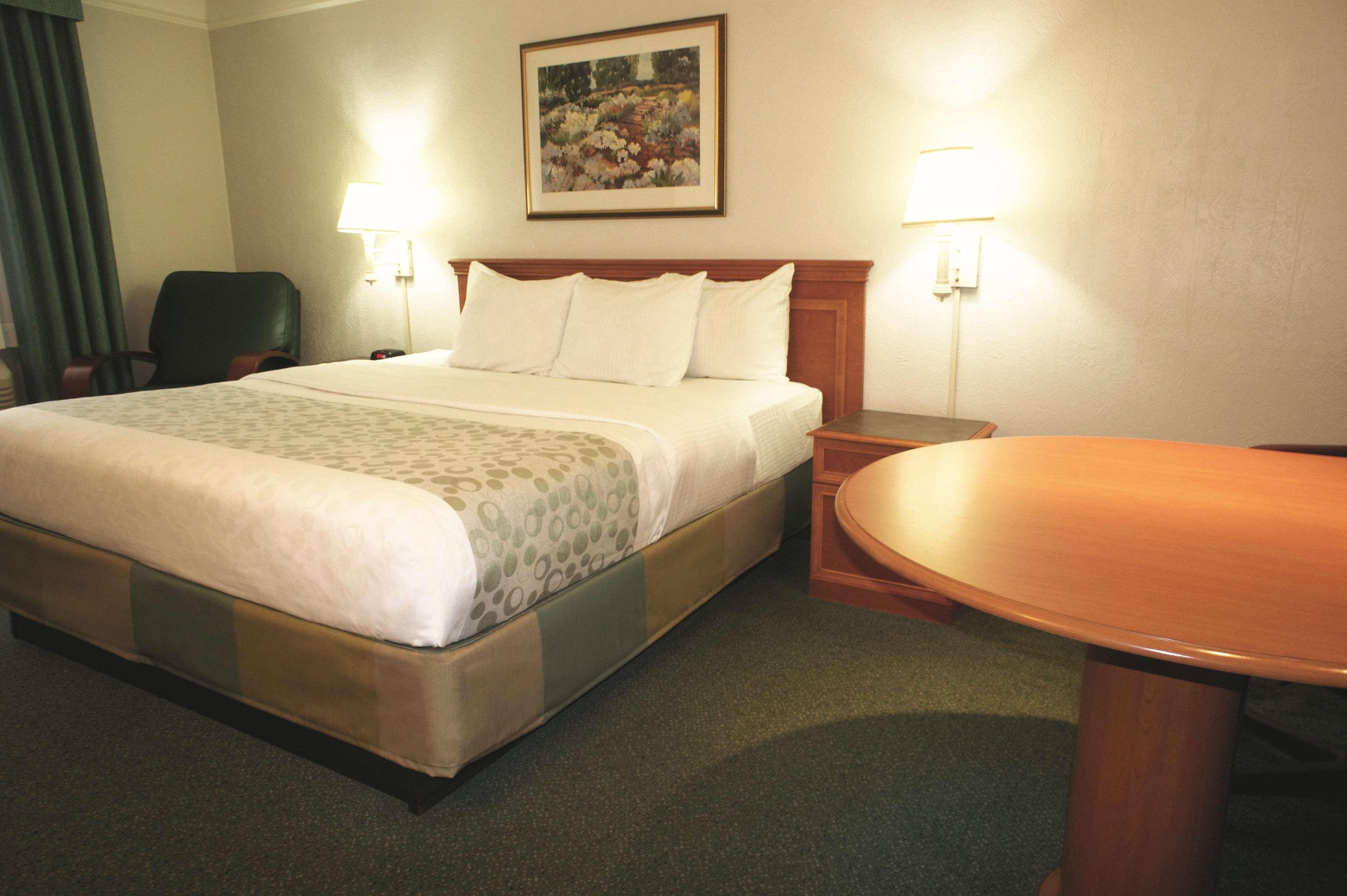 La Quinta Inn By Wyndham Columbus Airport Area Exterior photo