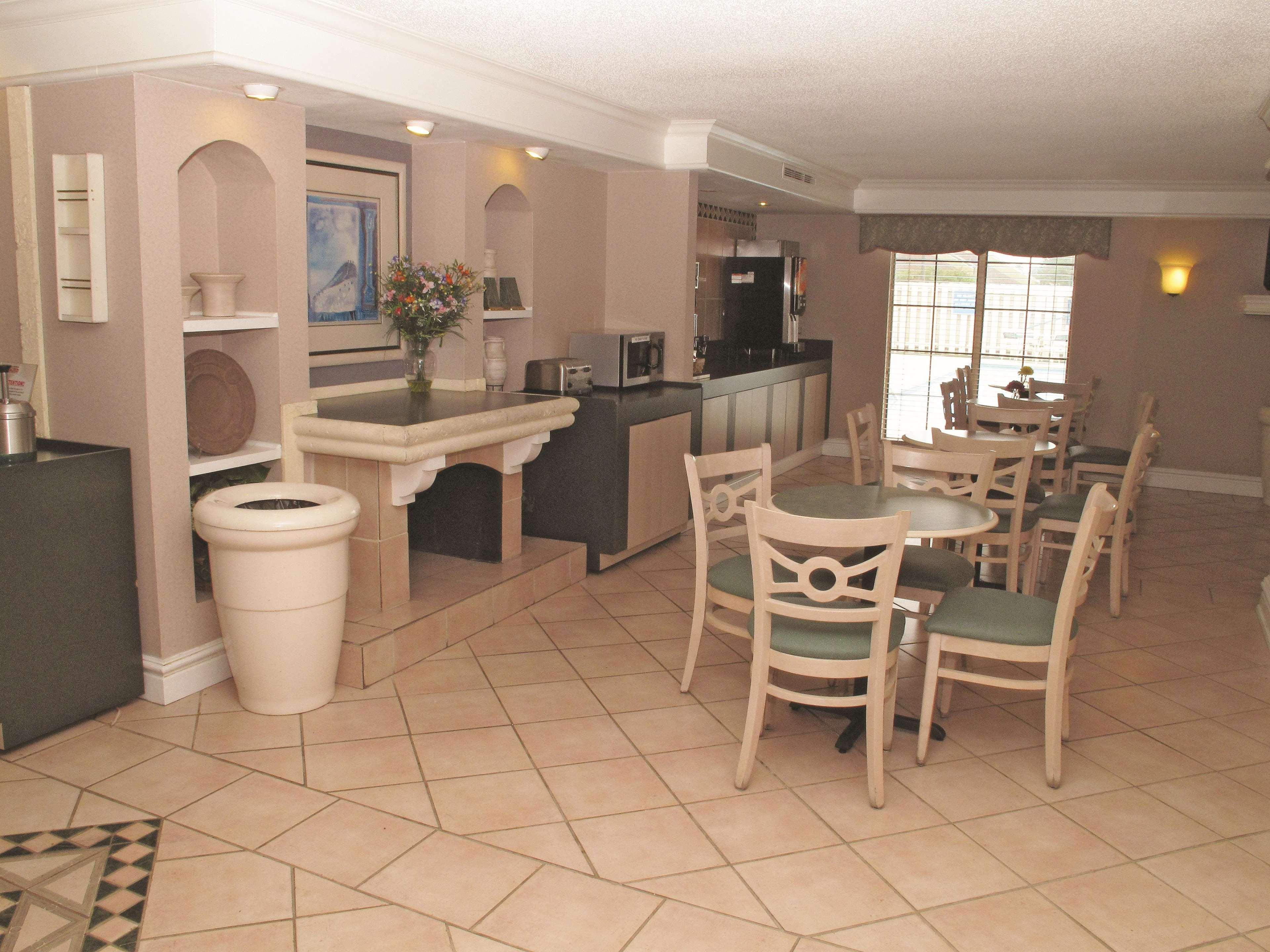 La Quinta Inn By Wyndham Columbus Airport Area Exterior photo