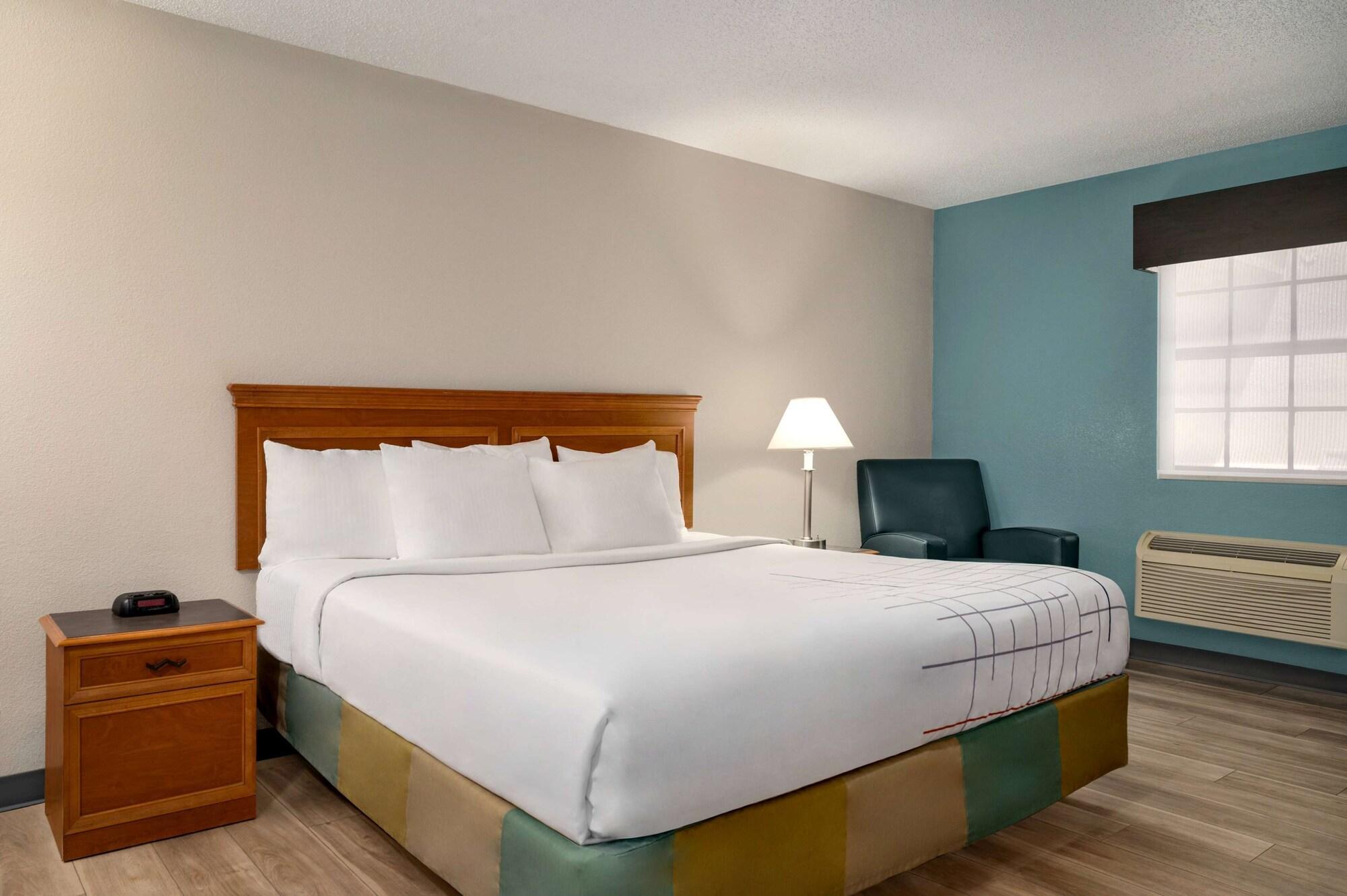 La Quinta Inn By Wyndham Columbus Airport Area Exterior photo