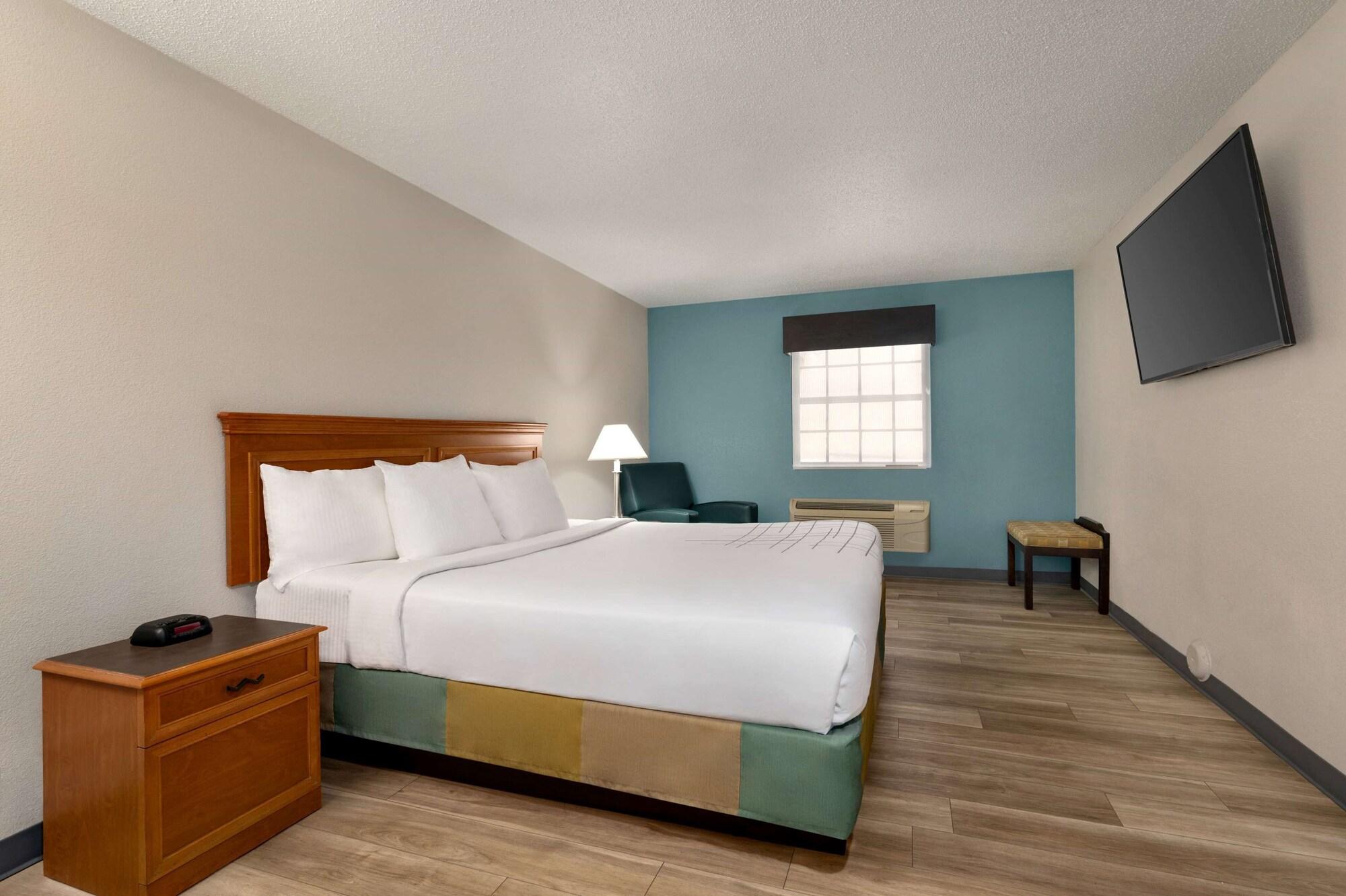 La Quinta Inn By Wyndham Columbus Airport Area Exterior photo