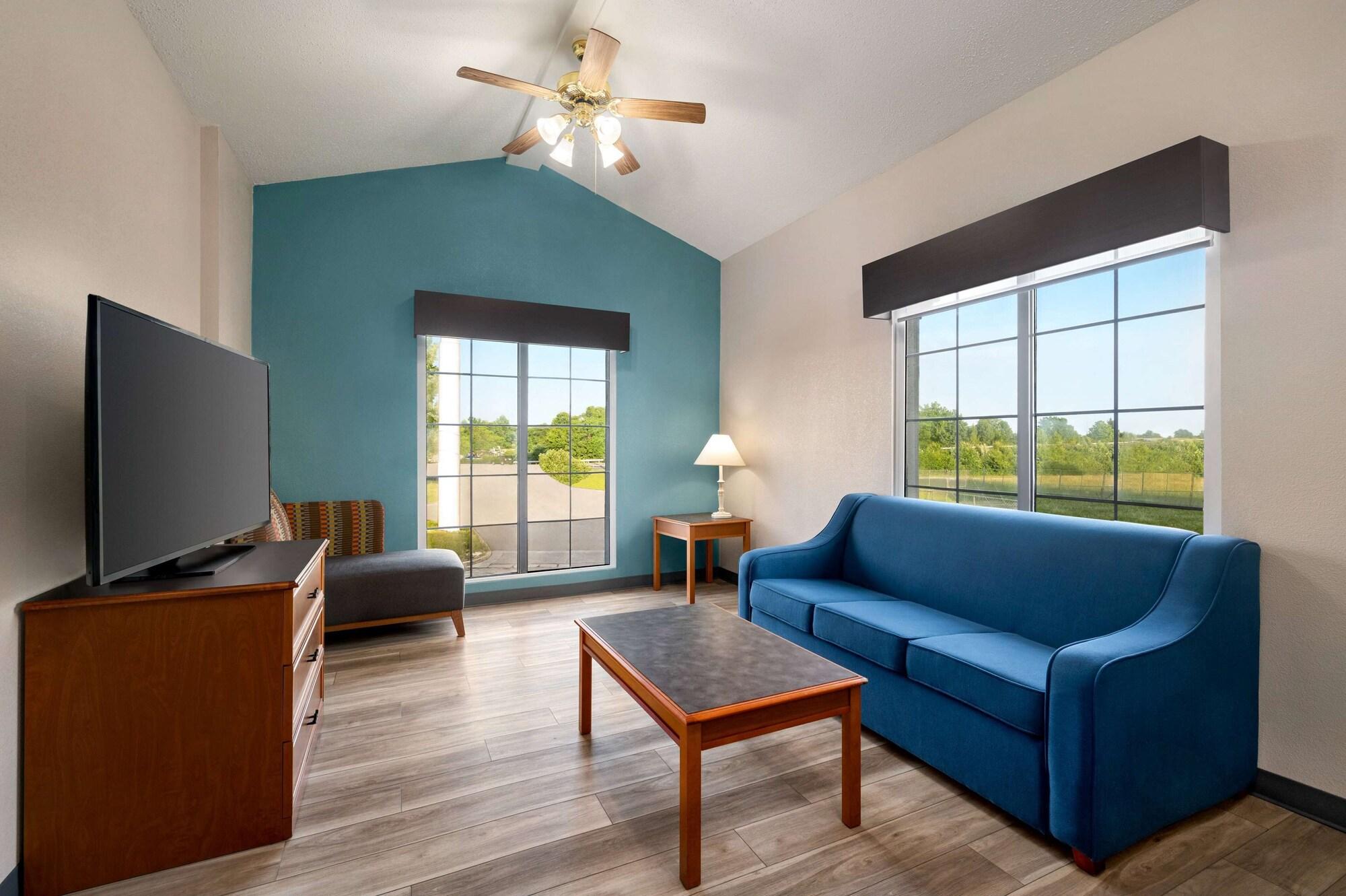 La Quinta Inn By Wyndham Columbus Airport Area Exterior photo