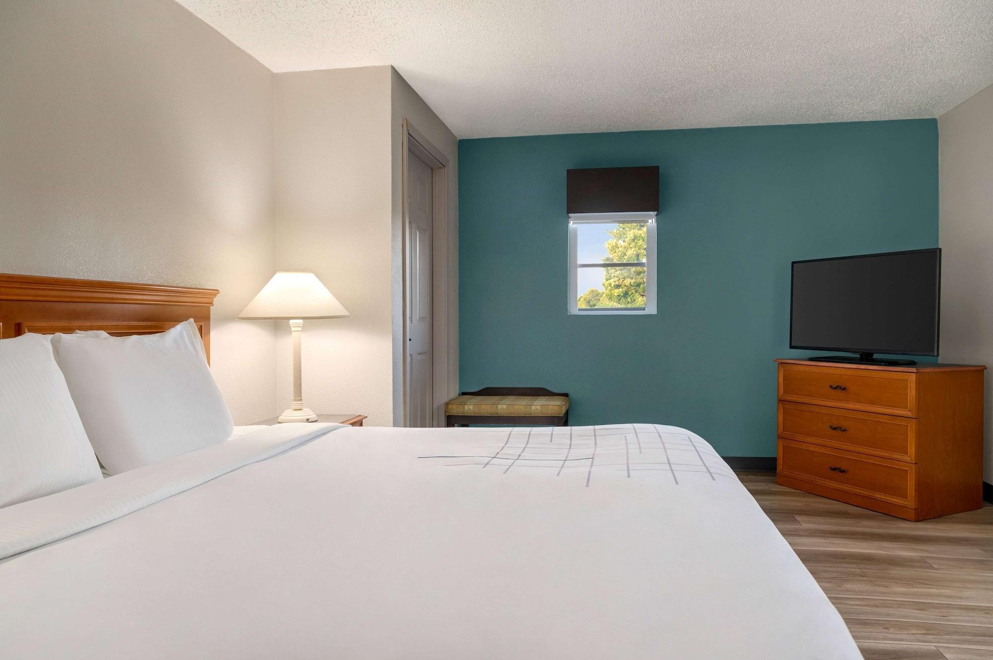 La Quinta Inn By Wyndham Columbus Airport Area Exterior photo
